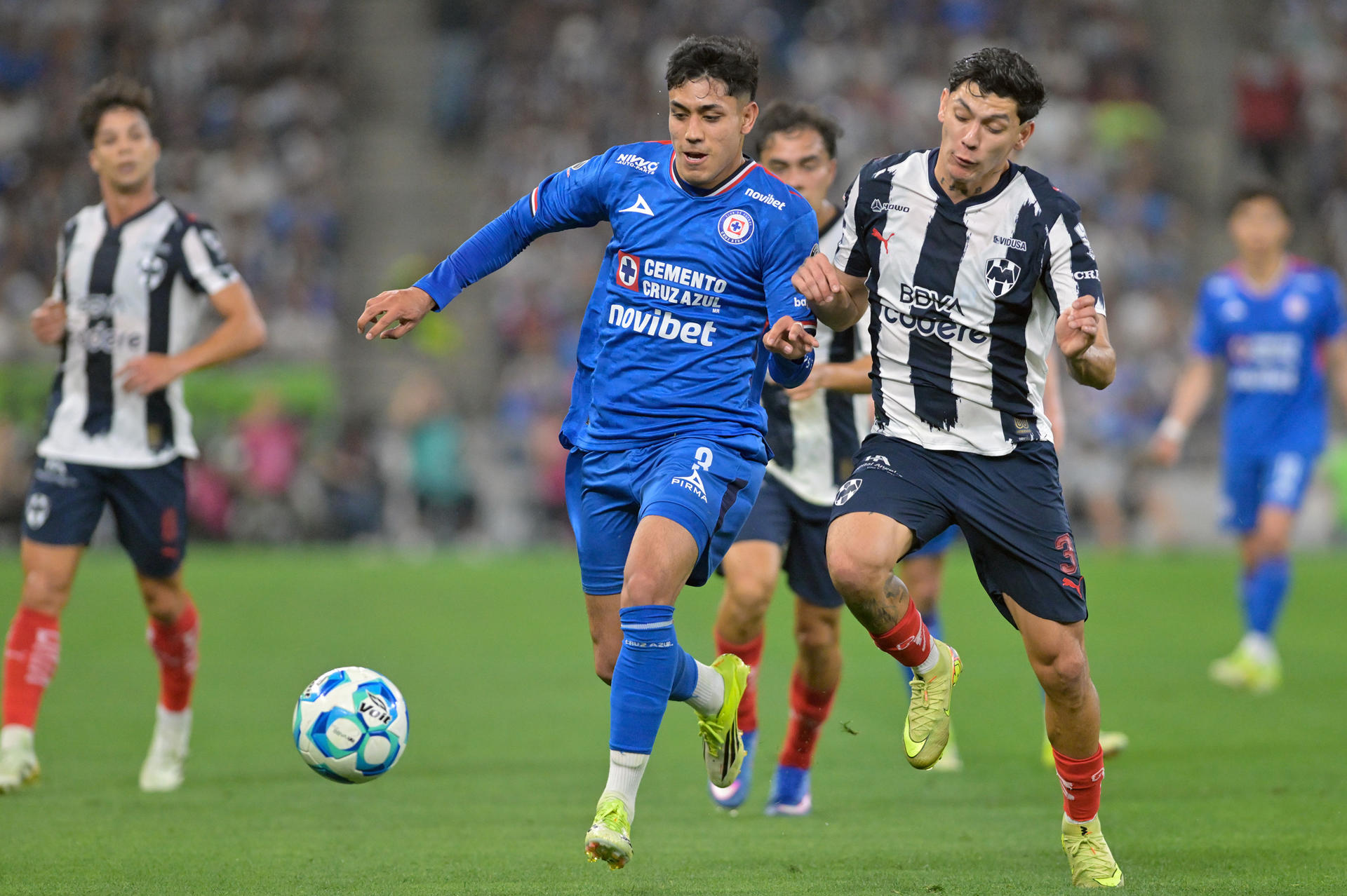 Gerardo Arteaga (d) de Monterrey disputa el balón con Omar Campos de Cruz Azul en un partido de la Liga MX entre Monterrey y Cruz Azul, en el estadio BBVA en Guadalupe (México). EFE/Miguel Sierra