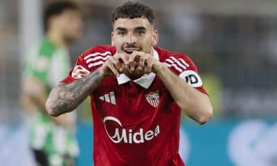 El delantero del Sevilla Isaac Romero celebra tras marcar el 2-2, durante el partido de LaLiga de fútbol que Real Betis y Sevilla FC disputaron en el estadio de La Cartuja. EFE/Jose Manuel Vidal