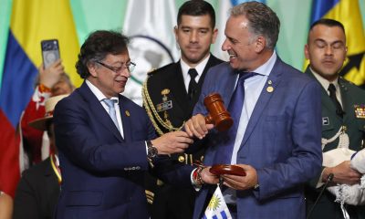 El presidente de Colombia, Gustavo Petro (i); hace el traspaso de la presidencia pro tempore de la Comunidad de Estados Latinoamericanos y Caribeños (Celac) a su homólogo de Uruguay, Yamadú Orsi (d), este sábado en Bogotá (Colombia). EFE/ Mauricio Dueñas Castañeda