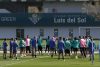 -El entrenador chileno del Betis Manuel Pellegrini (c), durante el entrenamiento previo al encuentro de vuelta de los octavos de final de la Liga Europa este miércoles en Sevilla. El conjunto sevillano necesita remontar ante el Panathinaikos el 1-0 sufrido en Atenas.-EFE/ Julio Muñoz
