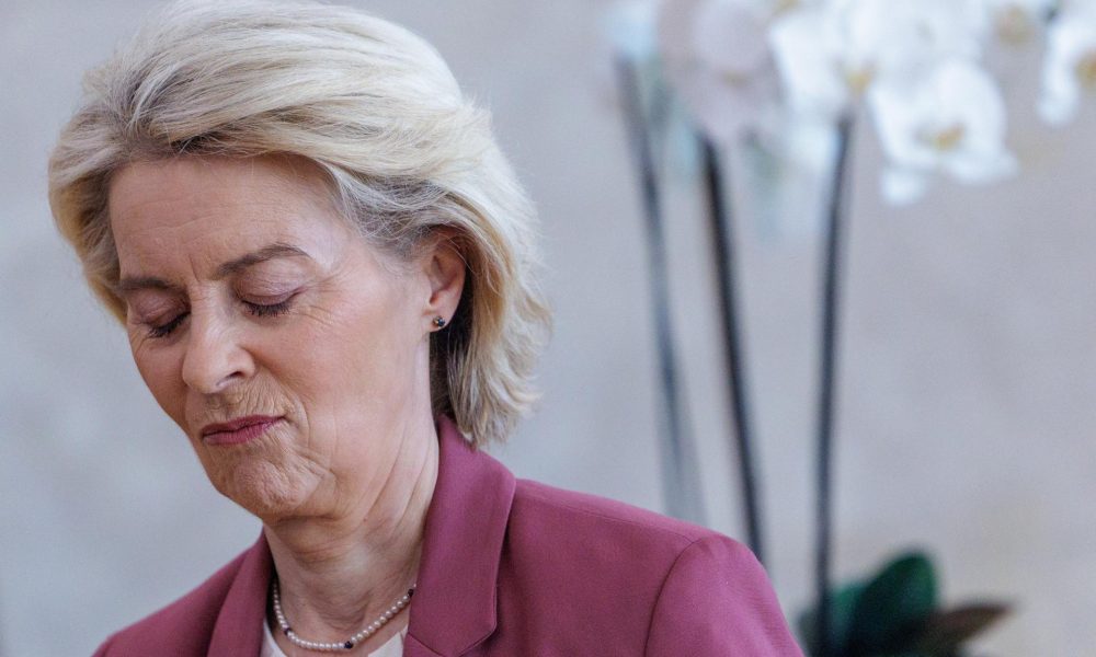 La presidenta de la Comisión Europea, Ursula von der Leyen, llega a la reunión semanal del Colegio de la Comisión de la UE en Bruselas, Bélgica, 4 de marzo de 2026. (Bélgica, Bruselas) EFE/EPA/OLIVIER MATTHYS