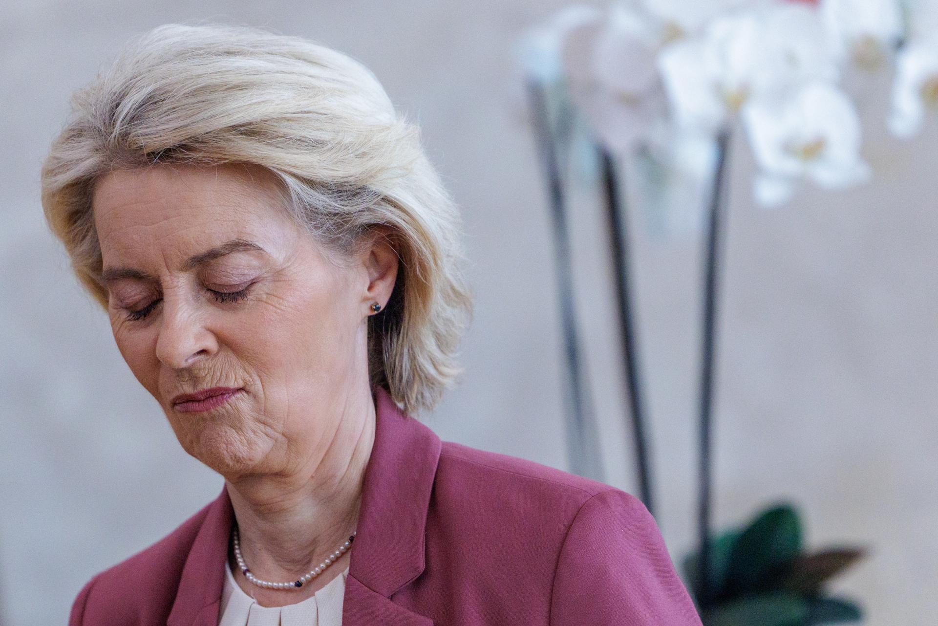 La presidenta de la Comisión Europea, Ursula von der Leyen, llega a la reunión semanal del Colegio de la Comisión de la UE en Bruselas, Bélgica, 4 de marzo de 2026. (Bélgica, Bruselas) EFE/EPA/OLIVIER MATTHYS