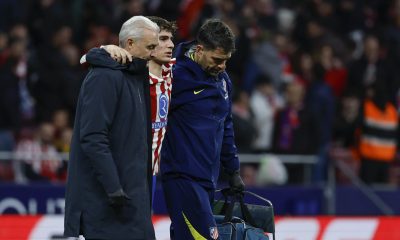 Rodrigo Mendoza se retira lesionado ante la Real Sociedad. EFE/SERGIO PÉREZ