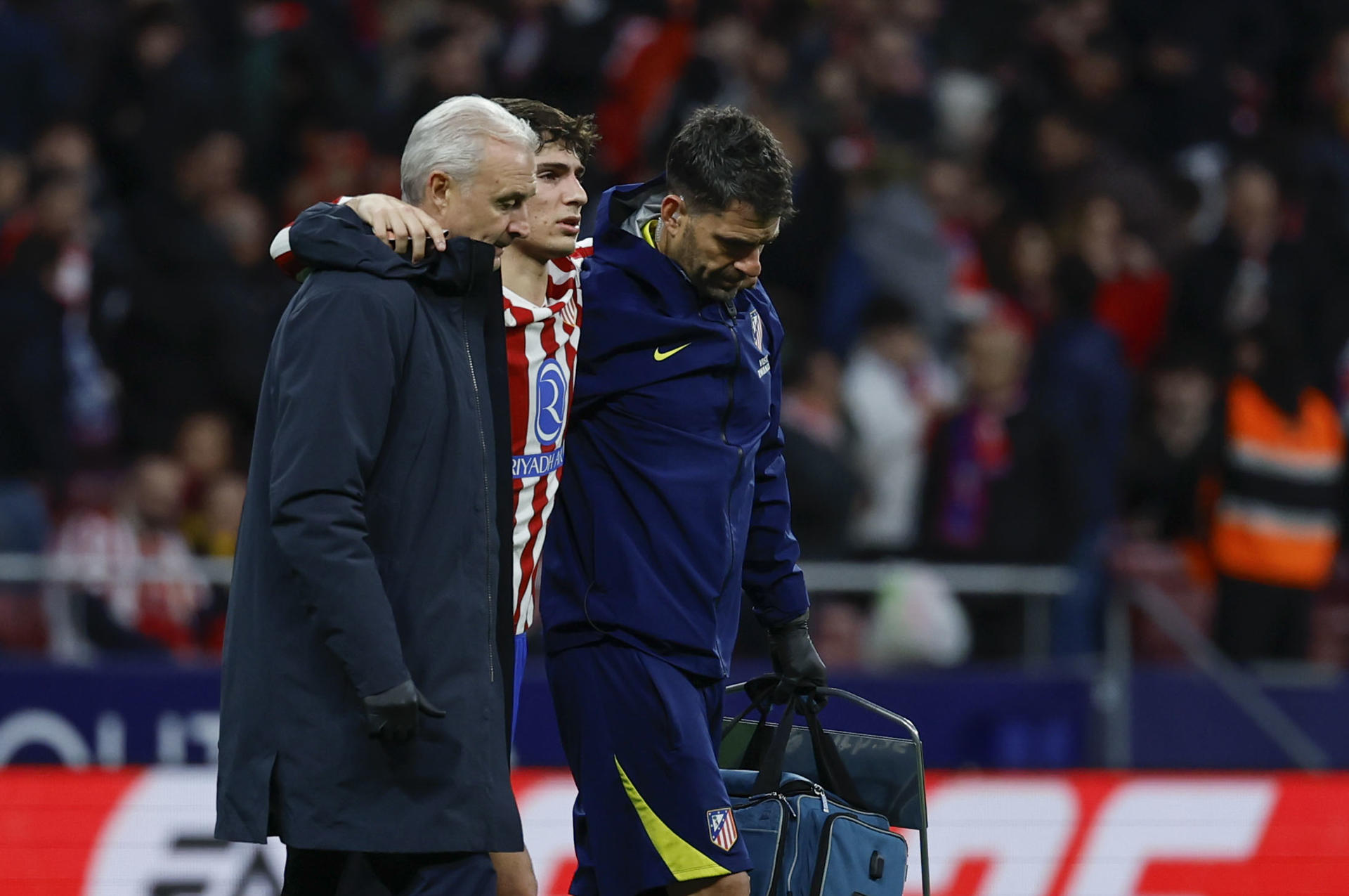 Rodrigo Mendoza se retira lesionado ante la Real Sociedad. EFE/SERGIO PÉREZ