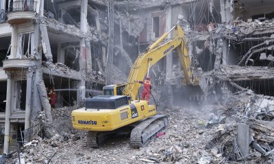 Unos trabajadores desescombran con una excavadora un edificio que fue atacado por Estados Unidos e Israel, este lunes 23 de marzo en el barrio de Andarzgu, en el noreste de Teherán. EFE/Jaime León
