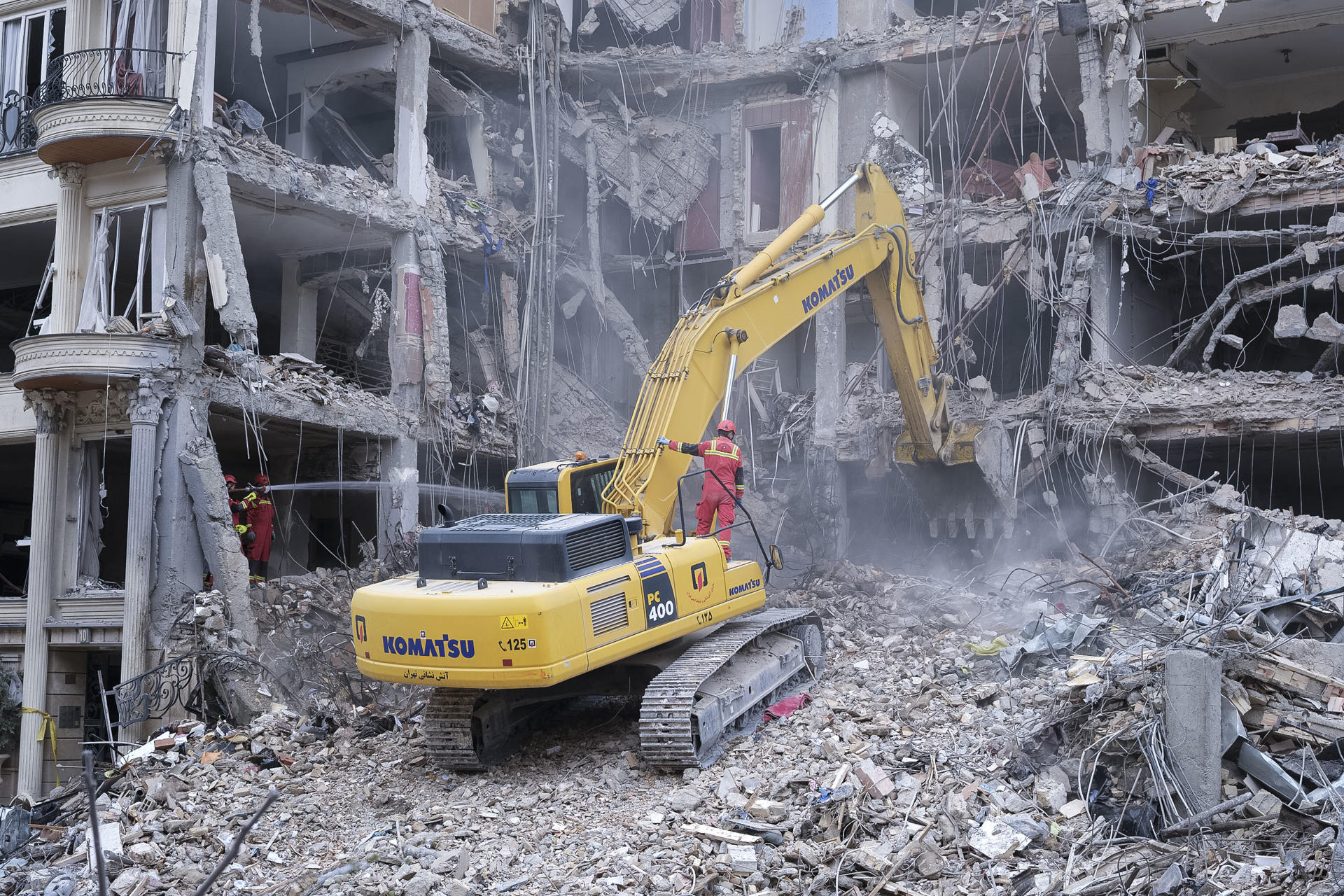 Unos trabajadores desescombran con una excavadora un edificio que fue atacado por Estados Unidos e Israel, este lunes 23 de marzo en el barrio de Andarzgu, en el noreste de Teherán. EFE/Jaime León