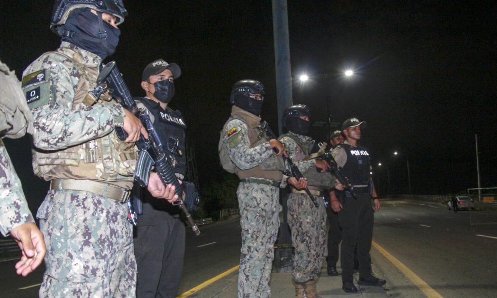 Integrantes de la Policía y el Ejercito de Ecuador custodian durante un operativo este lunes, en Guayaquil (Ecuador). EFE/ Gerardo Menoscal