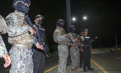 Integrantes de la Policía y el Ejercito de Ecuador custodian durante un operativo este lunes, en Guayaquil (Ecuador). EFE/ Gerardo Menoscal