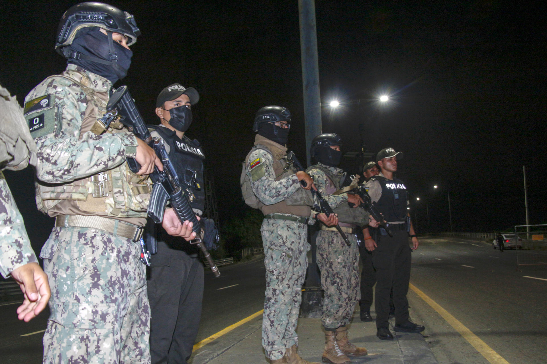 Integrantes de la Policía y el Ejercito de Ecuador custodian durante un operativo este lunes, en Guayaquil (Ecuador). EFE/ Gerardo Menoscal