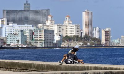 Personas observan el mar en el Malecón de La Habana (Cuba). EFE/ Ernesto Mastrascusa