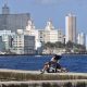 Personas observan el mar en el Malecón de La Habana (Cuba). EFE/ Ernesto Mastrascusa