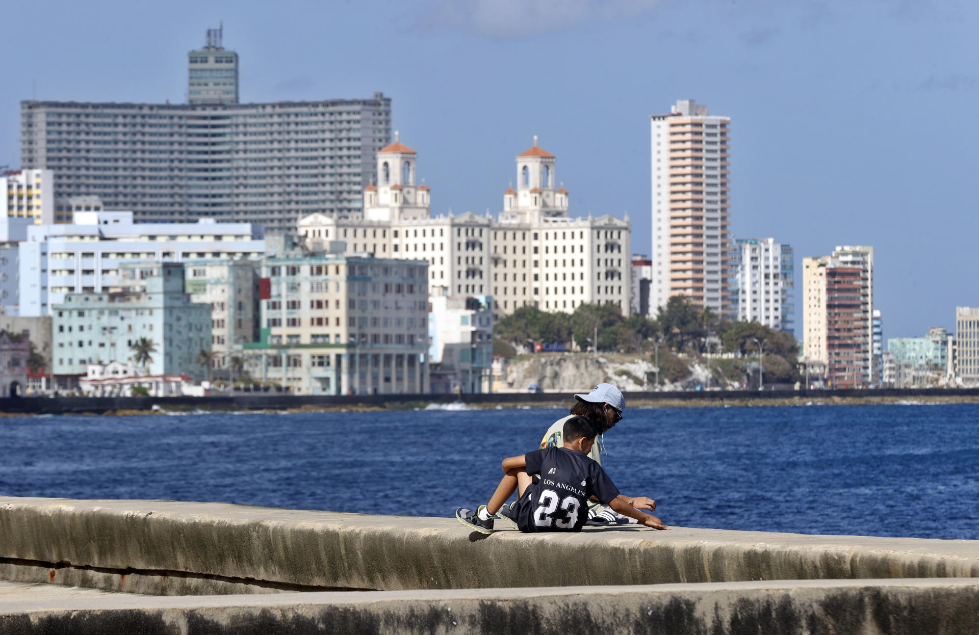 Personas observan el mar en el Malecón de La Habana (Cuba). EFE/ Ernesto Mastrascusa