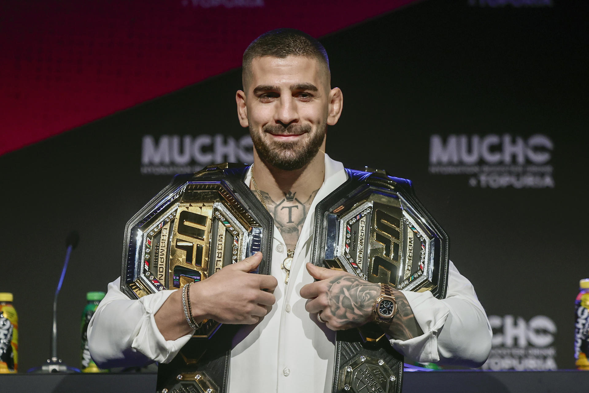 Fotografía de archivo del 4 de julio de 2025 en la que se ve al campeón del mundo del peso ligero de artes marciales mixtas, el español Ilia Topuria, al comparecer en una rueda de prensa en Madrid tras ganar el título el pasado domingo en Las Vegas (Estados Unidos). EFE/Sergio Pérez