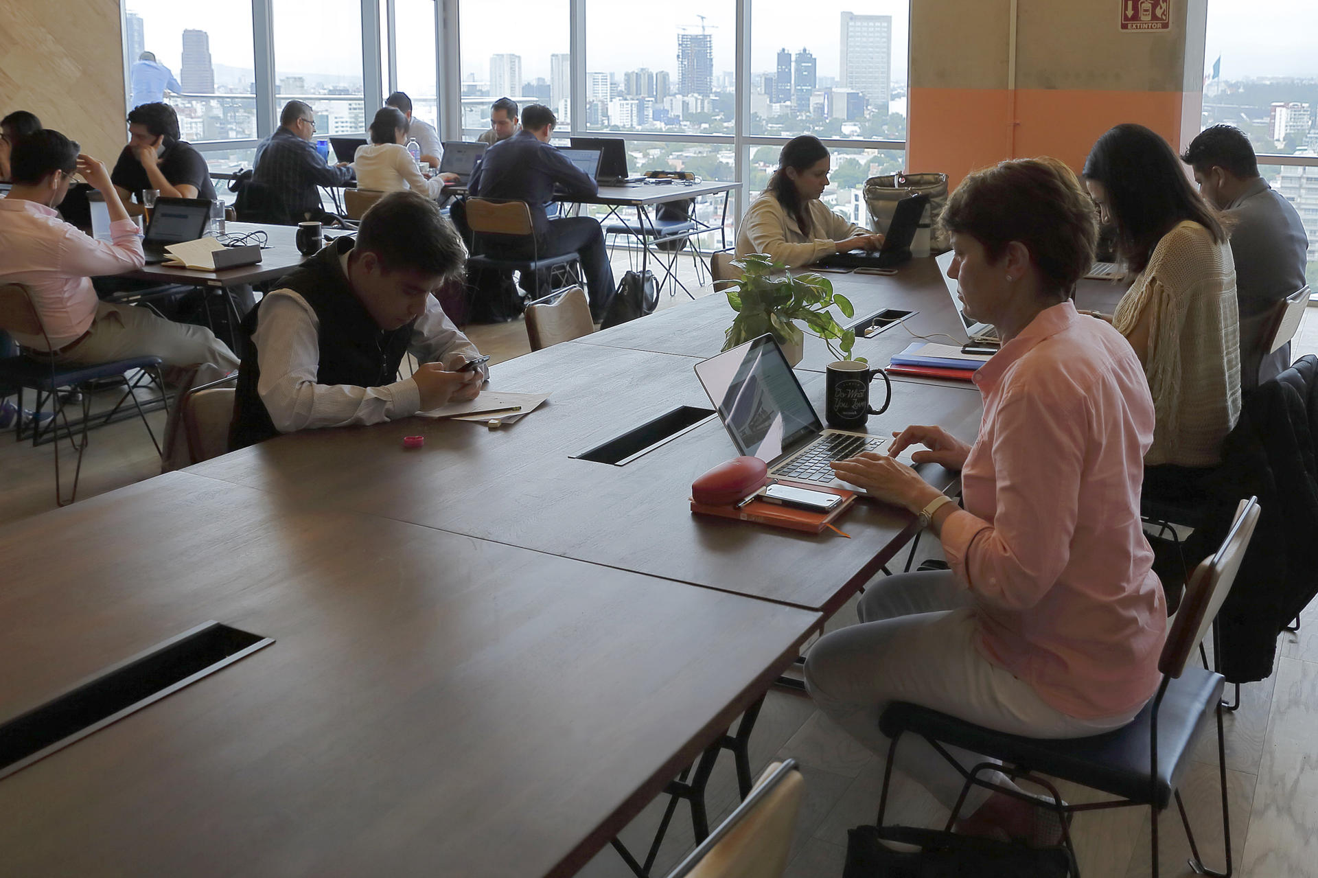 Fotografía de archivo del 14 de septiembre de 2023 de personas trabajando en la Ciudad de México (México). EFE/ José Méndez