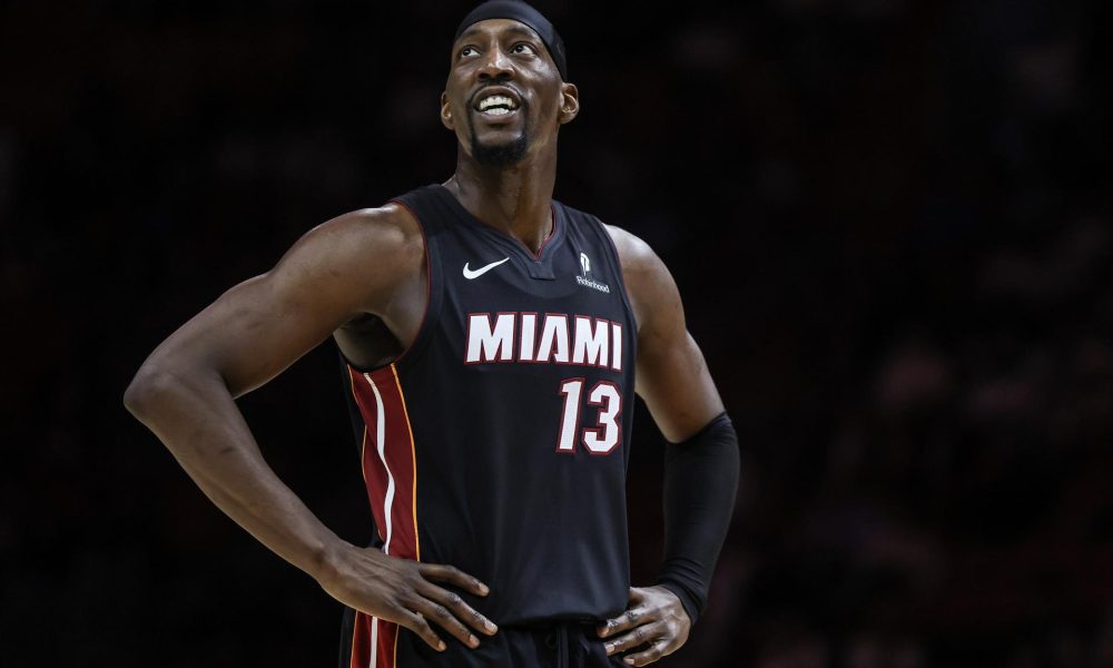 Bam Adebayo durante el partido con los Miami Heat ante los Milwaukee Bucks, este jueves en Miami. EFE/EPA/CRISTOBAL HERRERA-ULASHKEVICH SHUTTERSTOCK OUT