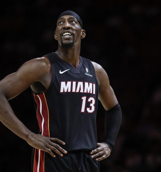 Bam Adebayo durante el partido con los Miami Heat ante los Milwaukee Bucks, este jueves en Miami. EFE/EPA/CRISTOBAL HERRERA-ULASHKEVICH SHUTTERSTOCK OUT