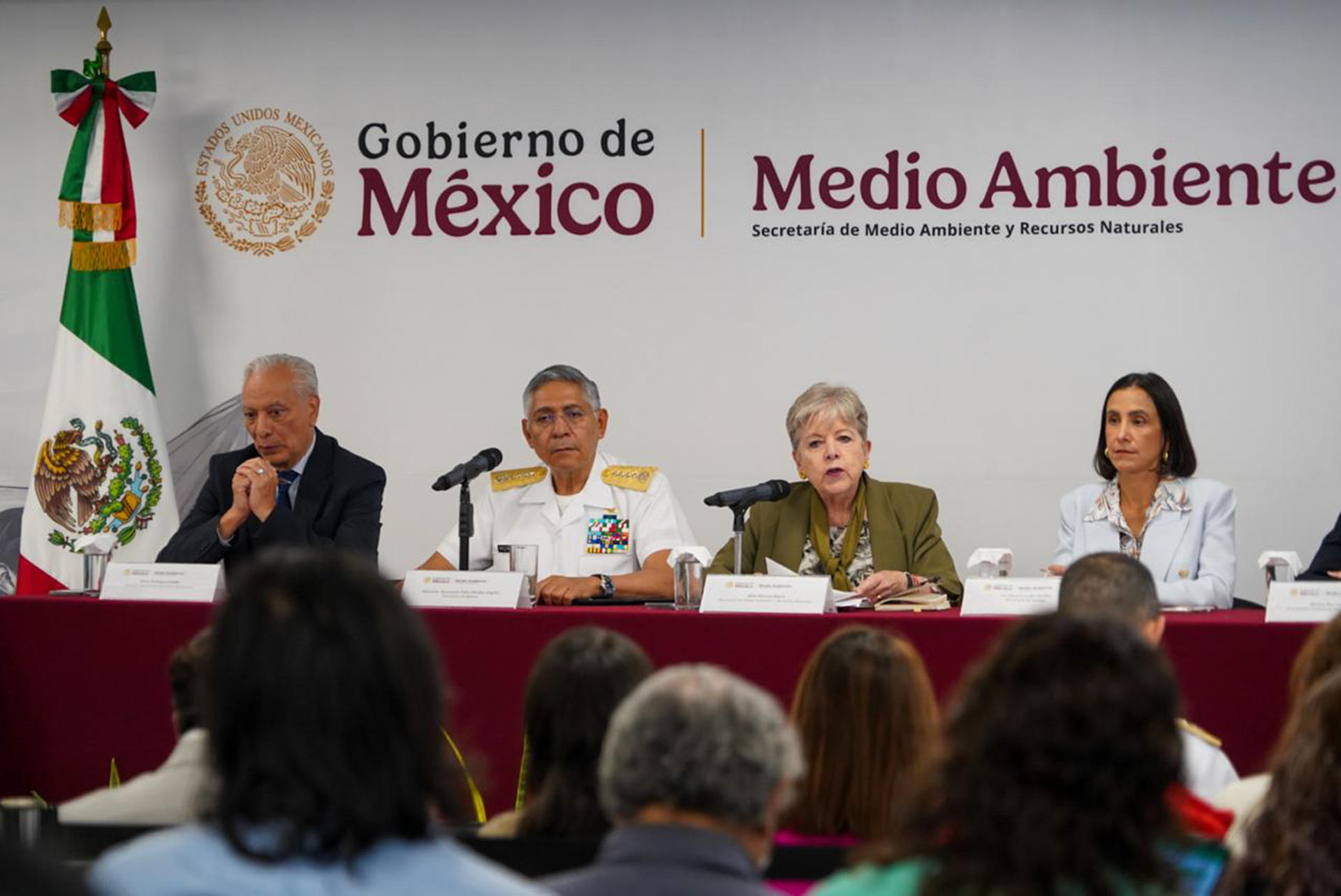 Fotografía cedida este jueves por la Secretaria del Medio Ambiente y Recursos Naturales, donde se observa a su titular Alicia Bárcena (2-d), el secretario de Marina, Raymundo Pedro Morales (2-i), el director de Pemex, Víctor Rodríguez (i) y la Secretaria de Energía, Luz Elena González (d) durante una conferencia de prensa en Ciudad de México (México). EFE/Secretaria del Medio Ambiente y Recursos Naturales/SOLO USO EDITORIAL/NO VENTAS/SOLO DISPONIBLE PARA ILUSTRAR LA NOTICIA QUE ACOMPAÑA(CRÉDITO OBLIGATORIO) MEJOR CALIDAD POSIBLE