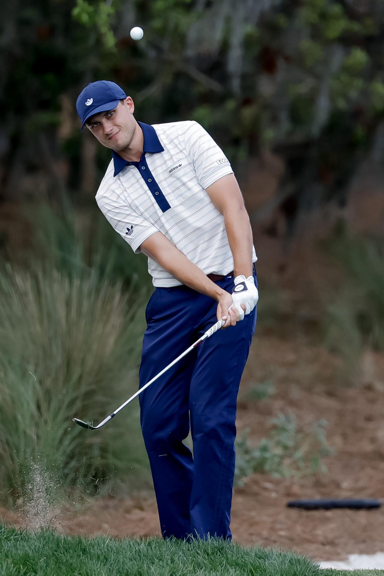 El sueco Ludvig Aberg golpea en el green en el segundo hoyo durante la ronda final del torneo de golf The Players Championship en TPC Sawgrass en Ponte Vedra Beach, Florida (EE.UU.). EFE/ERIK S. LESSER