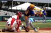 Brayan Buelvas (d) de Colombia batea un bola en un partido del Clásico Mundial de Béisbol. EFE/ Thais Llorca
