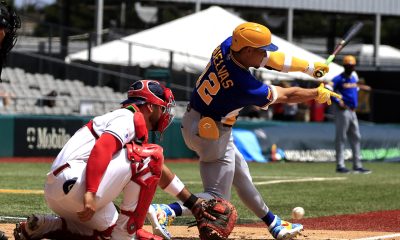 Brayan Buelvas (d) de Colombia batea un bola en un partido del Clásico Mundial de Béisbol. EFE/ Thais Llorca