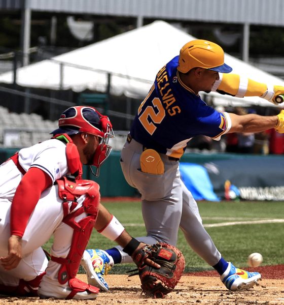 Brayan Buelvas (d) de Colombia batea un bola en un partido del Clásico Mundial de Béisbol. EFE/ Thais Llorca
