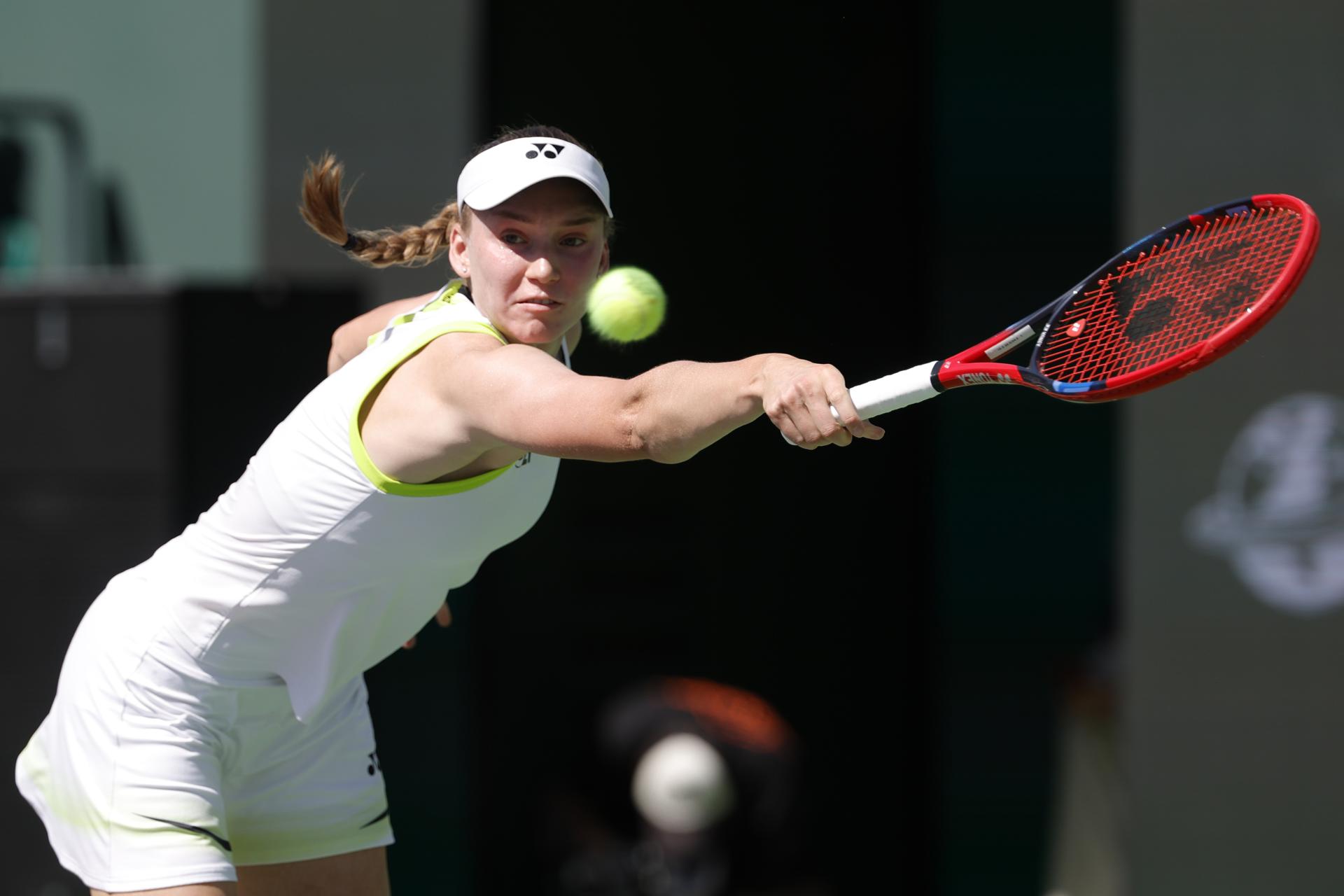 La kazaja Elena Rybakina se clasificó este domingo a los octavos de final del WTA 1.000 de Miami tras derrotar en dos sets a la ucraniana Marta Kostyuk. EFE/EPA/JOHN G. MABANGLO