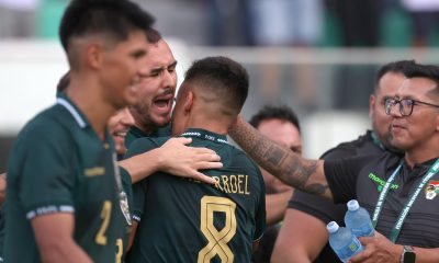 Jugadores de la selección de Bolivia celebran este domingo la goleada por 3-0 sobre Trinidad y Tobago en el último partido de preparación para la repesca intercontinental jugado en el estadio en el estadio Ramón Aguilera, de Santa Cruz. EFE/ Luis Gandarillas