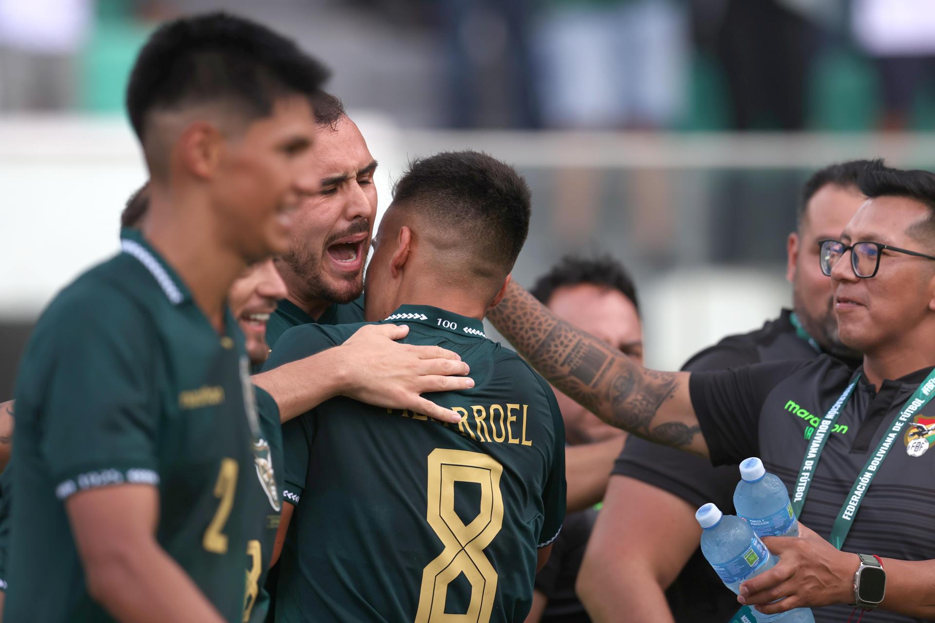Jugadores de la selección de Bolivia celebran este domingo la goleada por 3-0 sobre Trinidad y Tobago en el último partido de preparación para la repesca intercontinental jugado en el estadio en el estadio Ramón Aguilera, de Santa Cruz. EFE/ Luis Gandarillas
