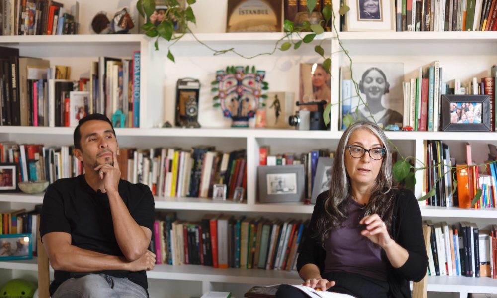 La codirectora y periodista Paula Mónaco Felipe (d) y el codirector Miguel Tovar, hablan durante una entrevista con EFE este miércoles, en la Ciudad de México (México). EFE/Sáshenka Gutiérrez