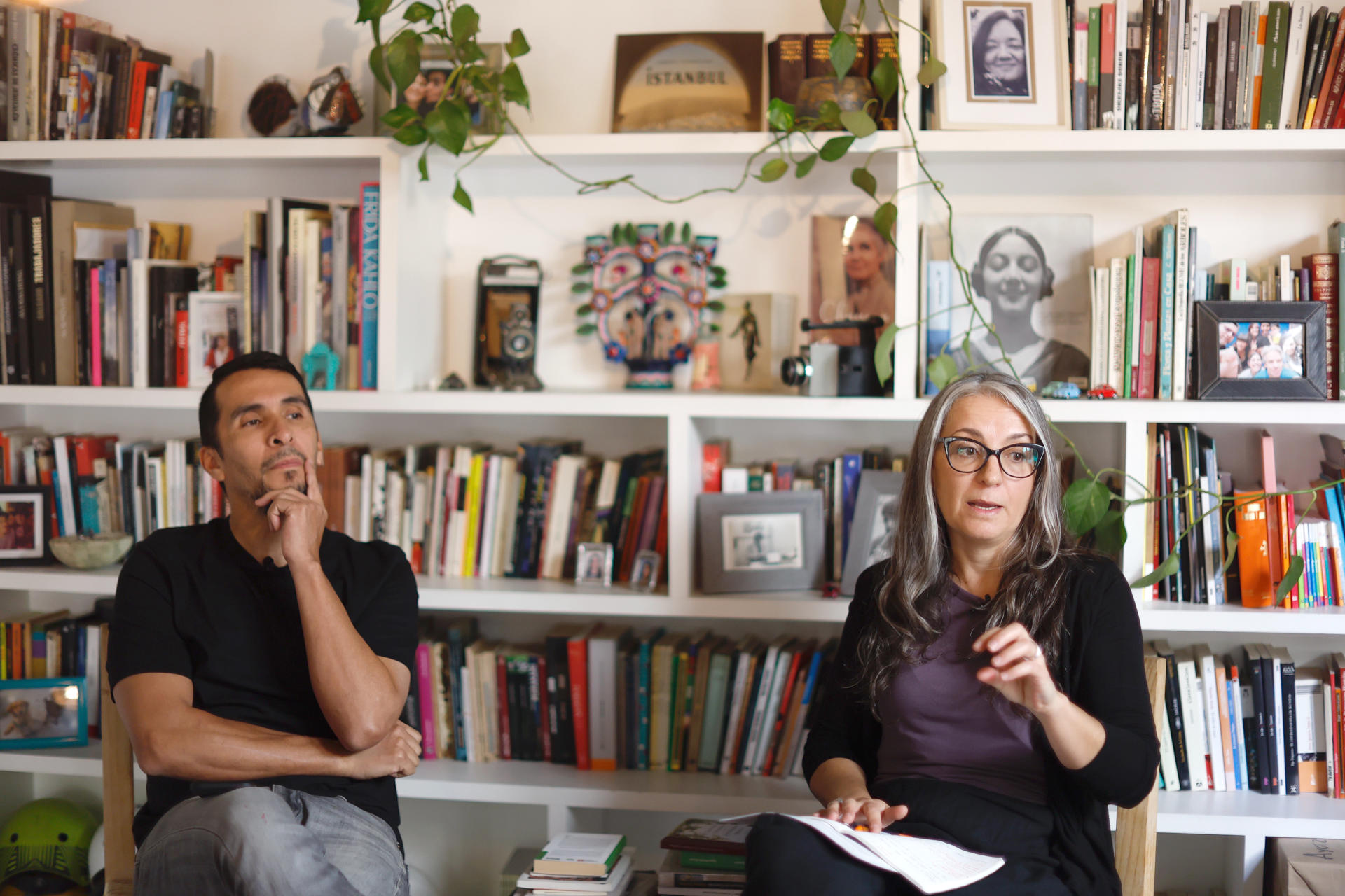 La codirectora y periodista Paula Mónaco Felipe (d) y el codirector Miguel Tovar, hablan durante una entrevista con EFE este miércoles, en la Ciudad de México (México). EFE/Sáshenka Gutiérrez