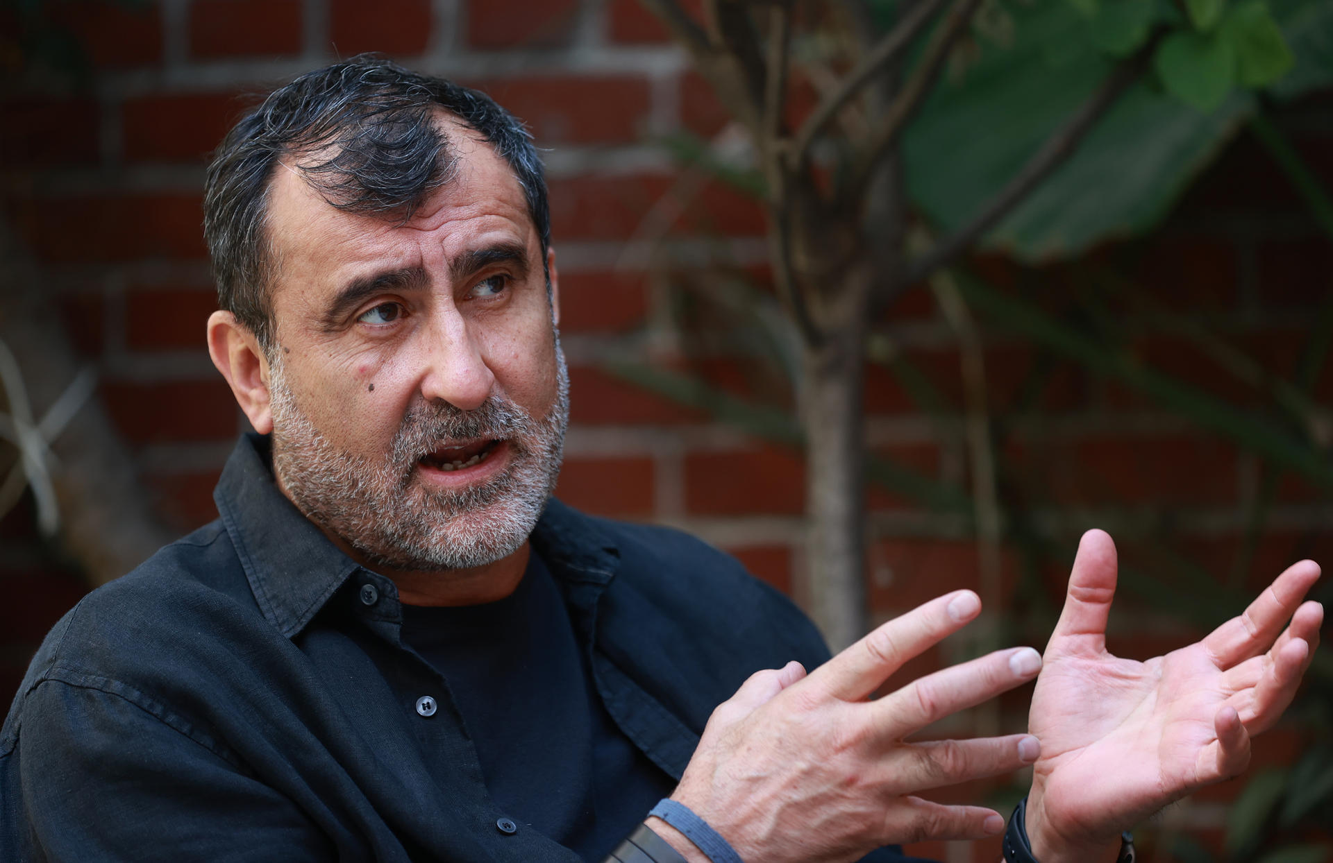 El director mexicano Adolfo Dávila, habla durante una entrevista con EFE este miércoles, en Ciudad de México (México). EFE/Alex Cruz