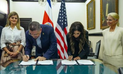 El presidente de Costa Rica, Rodrigo Chaves (i), firma junto a la enviada especial del Escudo de las Américas, Kristi Noem, un acuerdo de cooperación migratoria con Estados Unidos este lunes, en San José (Costa Rica). EFE/ Casa Presidencial