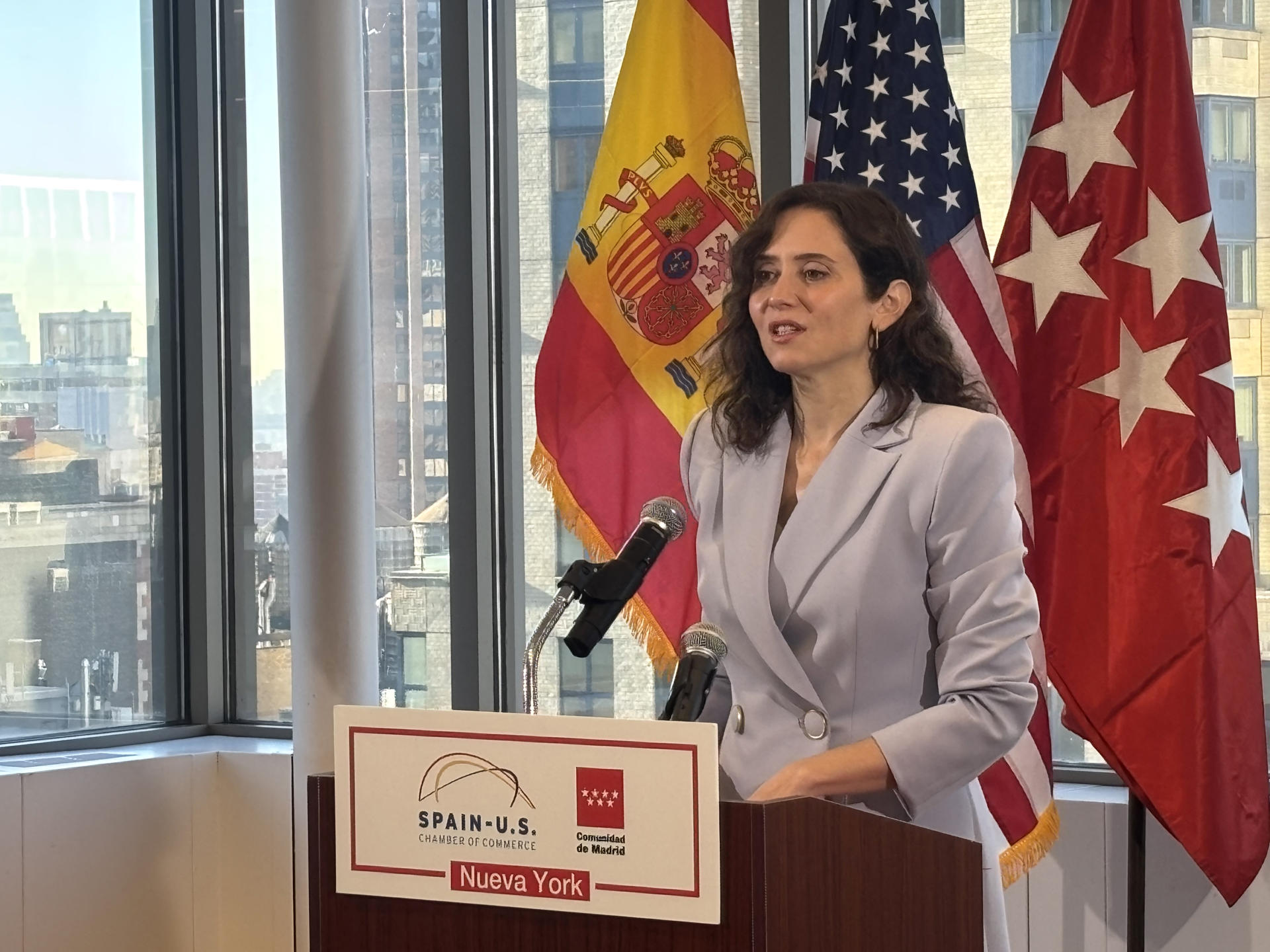 La presidenta de la Comunidad de Madrid, Isabel Díaz Ayuso, habla durante una reunión con inversores este lunes, en Nueva York (EE.UU.). EFE/ Jan Téllez Asensio