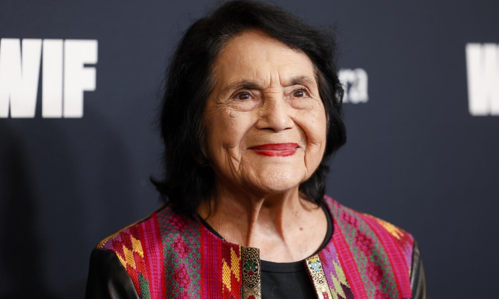 Fotografía de archivo del 06 de noviembre de 2025 que muestra a la líder sindical estadounidense, Dolores Huerta, asistiendo a una gala en el Beverly Hilton de Beverly Hills, California (EE. UU.).EFE/ Caroline Brehman/