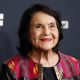 Fotografía de archivo del 06 de noviembre de 2025 que muestra a la líder sindical estadounidense, Dolores Huerta, asistiendo a una gala en el Beverly Hilton de Beverly Hills, California (EE. UU.).EFE/ Caroline Brehman/