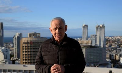 Una foto facilitada por la Oficina de Prensa del Gobierno de Israel (OPG) muestra al primer ministro israelí, Benjamín Netanyahu, pronunciando un discurso desde la azotea del Kirya en Tel Aviv, Israel, el 1 de marzo de 2026. Una operación militar conjunta estadounidense-israelí entró en su segundo día, tras haber atacado múltiples puntos de Irán desde la madrugada del 28 de febrero. Desde entonces, Irán ha lanzado una serie de ataques de represalia en toda la región. EFE/EPA/AVI OHAYON/GPO HANDOUT HANDOUT EDITORIAL USE ONLY/NO SALES