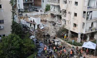 La policía israelí y los equipos de emergencia trabajan en el lugar de un ataque con misiles iraníes en una zona residencial de Tel Aviv, Israel, este martes 24 de marzo de 2026. El ejército israelí informó que había detectado misiles lanzados desde Irán, varios de los cuales impactaron en el centro de Israel. EFE/EPA/ABIR SULTAN