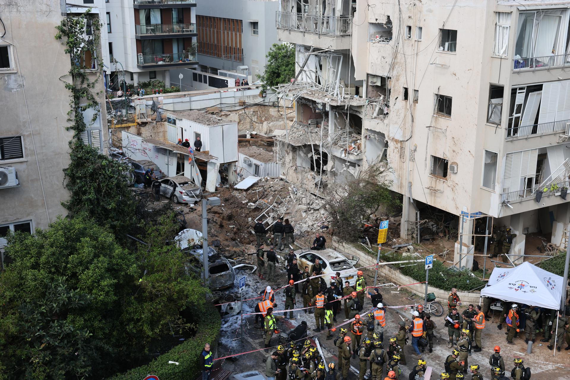 La policía israelí y los equipos de emergencia trabajan en el lugar de un ataque con misiles iraníes en una zona residencial de Tel Aviv, Israel, este martes 24 de marzo de 2026. El ejército israelí informó que había detectado misiles lanzados desde Irán, varios de los cuales impactaron en el centro de Israel. EFE/EPA/ABIR SULTAN