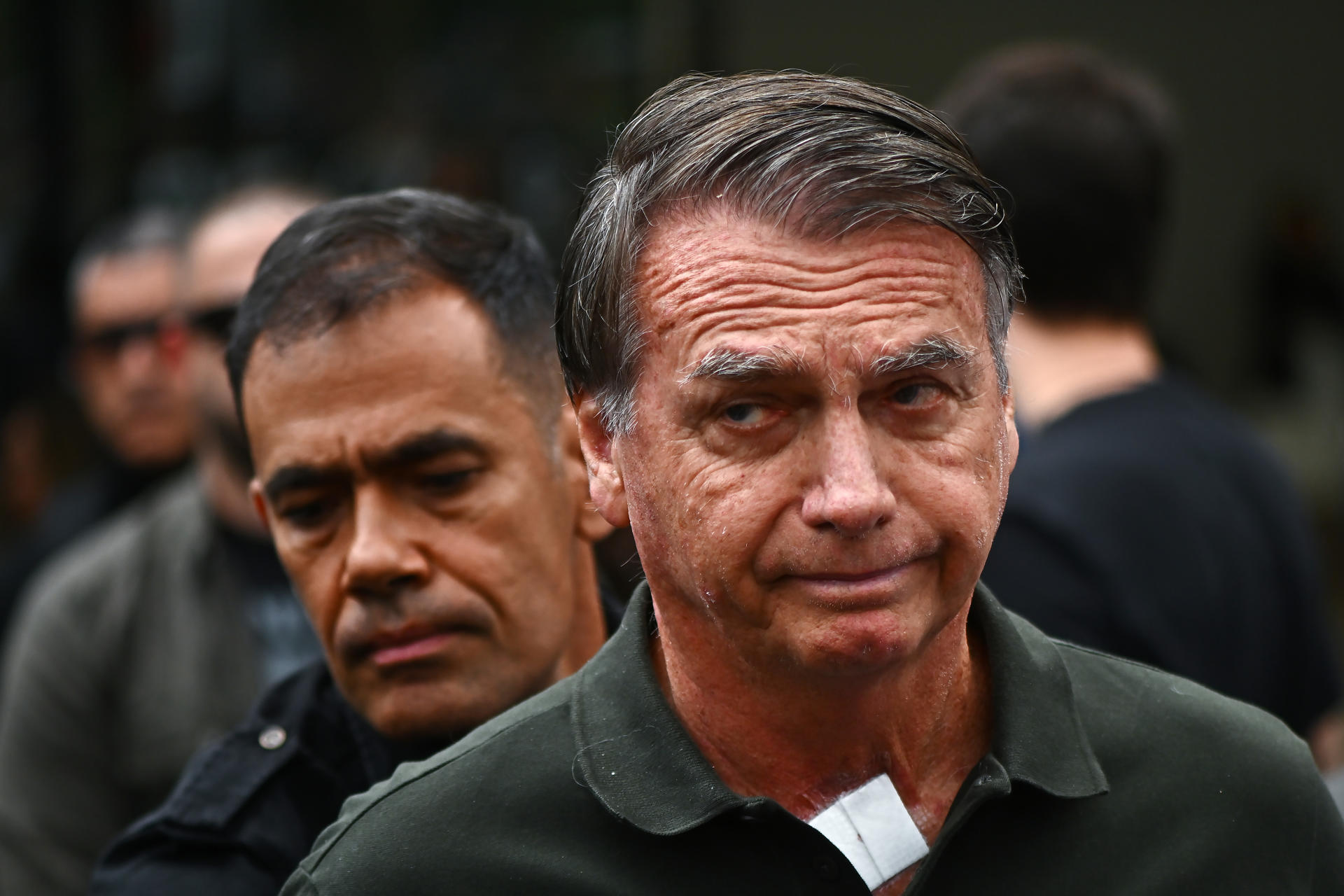 Fotografía de archivo del 14 de septiembre de 2025 que muestra al expresidente de Brasil, Jair Bolsonaro, a su salida del hospital DF Star, en Brasilia (Brasil). EFE/ Andre Borges