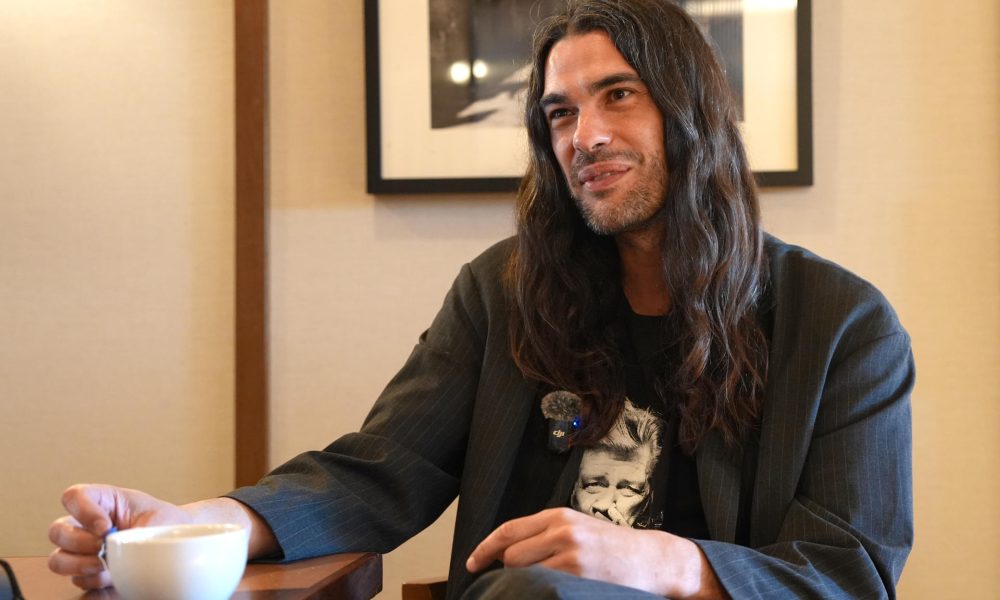 El franco-español Óliver Laxe, director de la película 'Sirat', habla durante una entrevista con EFE este viernes, en Los Ángeles (Estados Unidos). EFE/ Octavio Guzmán