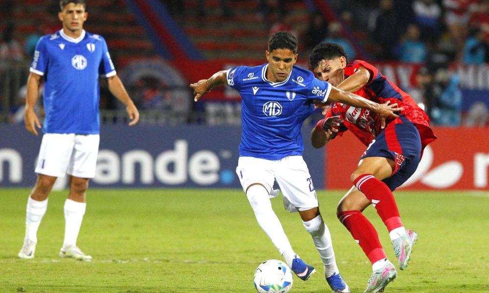 Enzo Larrosa (d), del Medellín, disputa el balón con Rodrigo Chagas, del Juventud, este jueves durante un partido de la fase 3 de la Copa Libertadores en el estadio Atanasio Girardot. EFE/STR