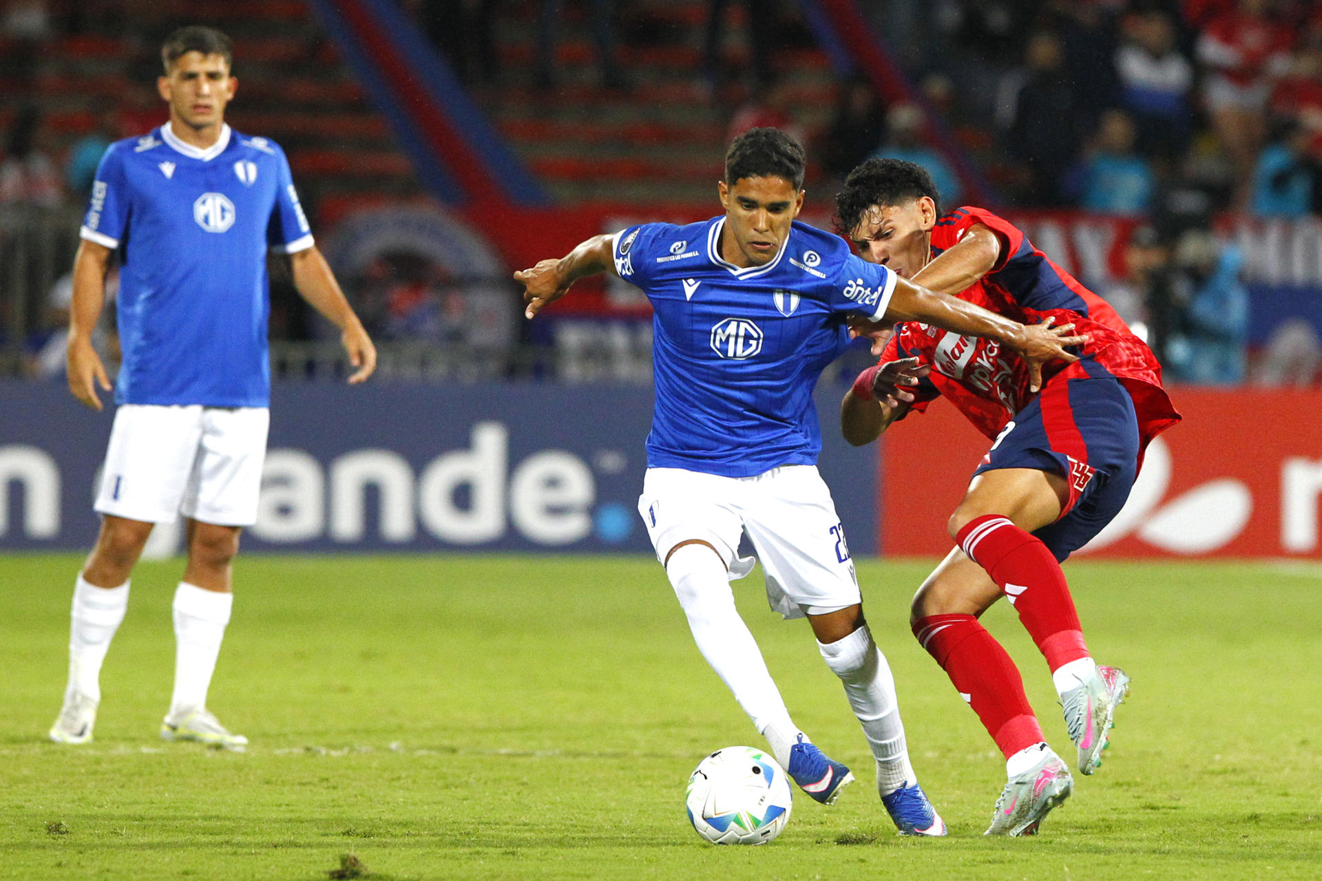 Enzo Larrosa (d), del Medellín, disputa el balón con Rodrigo Chagas, del Juventud, este jueves durante un partido de la fase 3 de la Copa Libertadores en el estadio Atanasio Girardot. EFE/STR