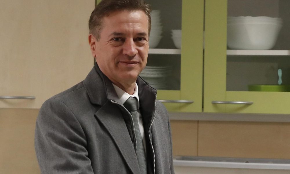 El primer ministro en funciones de Eslovenia y líder del partido 'Gibanje Svoboda', Robert Golob, emite su voto durante las elecciones parlamentarias en un colegio electoral de Liubliana, Eslovenia, 22 de marzo de 2026. Las elecciones parlamentarias del 22 de marzo de 2026 se celebran tras informes sobre una supuesta operación encubierta de la empresa de inteligencia israelí Black Cube para influir en el voto. (Elecciones, Eslovenia) EFE/EPA/ANTONIO BAT