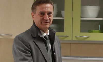El primer ministro en funciones de Eslovenia y líder del partido 'Gibanje Svoboda', Robert Golob, emite su voto durante las elecciones parlamentarias en un colegio electoral de Liubliana, Eslovenia, 22 de marzo de 2026. Las elecciones parlamentarias del 22 de marzo de 2026 se celebran tras informes sobre una supuesta operación encubierta de la empresa de inteligencia israelí Black Cube para influir en el voto. (Elecciones, Eslovenia) EFE/EPA/ANTONIO BAT