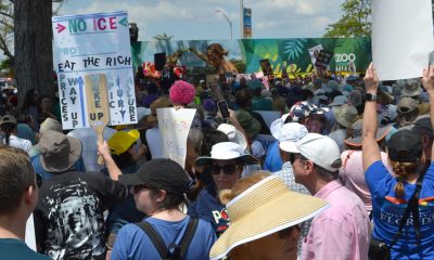 Personas se manifiestan durante la protesta 'No Kings' (No queremos reyes) este sábado, en Miami (Estados Unidos). EFE/ Antoni Belchi