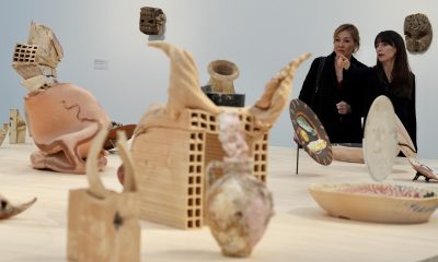 Varias mujers durante la inauguración de la exposición "Reflejos. Picasso x Barceló. El diálogo cerámico de dos genios" que reúne 106 piezas, 29 de Pablo Picasso (Málaga, 1881- Mougins, 1973), 58 de Barceló (Felanich, 1957), y 19 del Museo de Cádiz, este jueves en el Museo de Cádiz. La muestra podrá verse hasta el próximo 28 de junio.  EFE/ Roman Rios