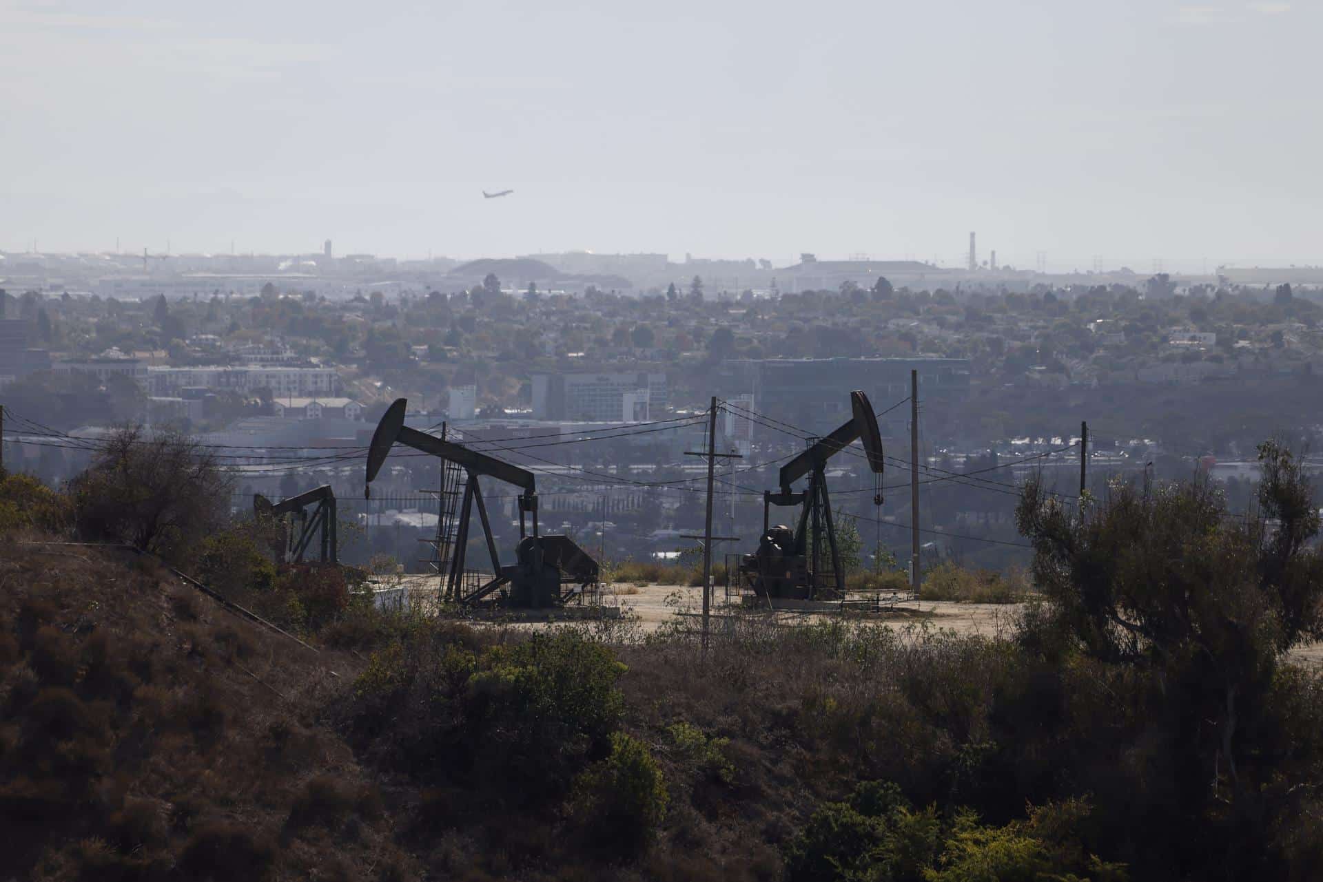 Fotografía de archivo de plataformas petroleras que operan en Los Ángeles (EE.UU.). EFE/EPA/CAROLINE BREHMAN