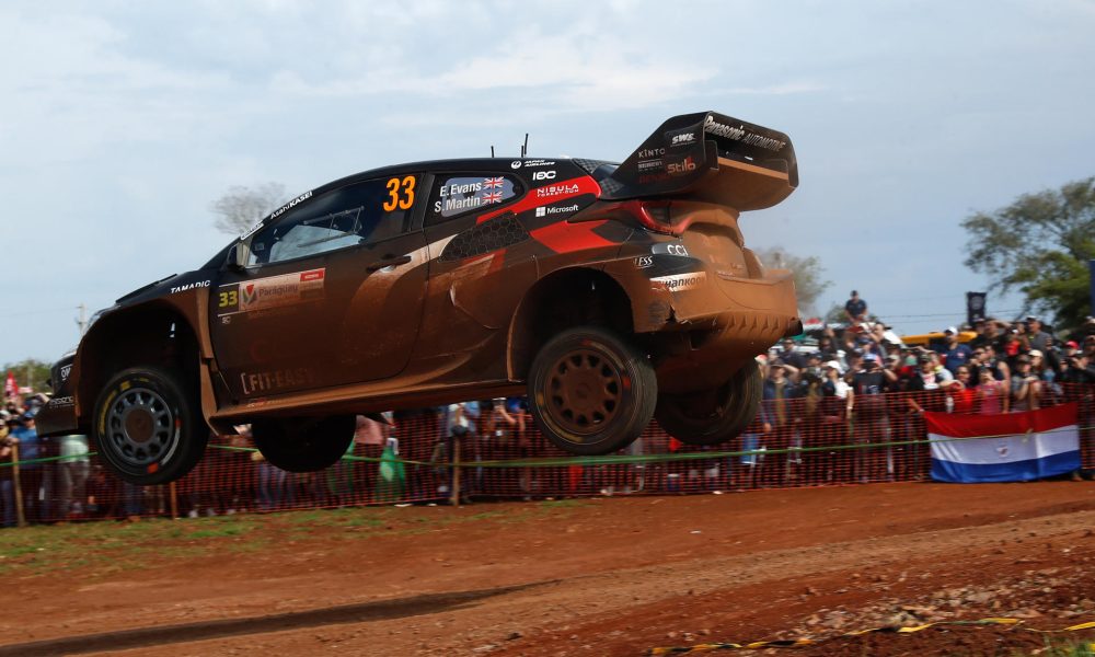 Los pilotos de Reino Unido Elfyn Evans y Scott Martin, del equipo Toyota Gazoo Racing WRT, durante el Rally de Paraguay. EFE/ Juan Pablo Pino