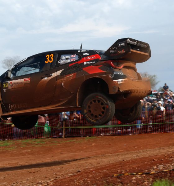 Los pilotos de Reino Unido Elfyn Evans y Scott Martin, del equipo Toyota Gazoo Racing WRT, durante el Rally de Paraguay. EFE/ Juan Pablo Pino