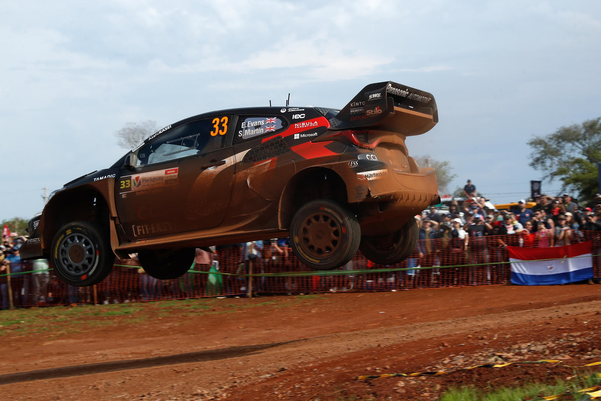 Los pilotos de Reino Unido Elfyn Evans y Scott Martin, del equipo Toyota Gazoo Racing WRT, durante el Rally de Paraguay. EFE/ Juan Pablo Pino